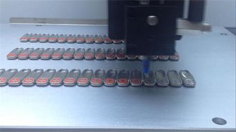 提升生產(chǎn)效率的五金飾品點膠機(jī) 從商標(biāo)點膠到標(biāo)牌上色的全方位解決方案